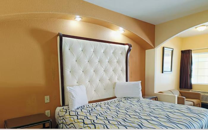 Capital O Deluxe Inn Channelview Houston I-10
