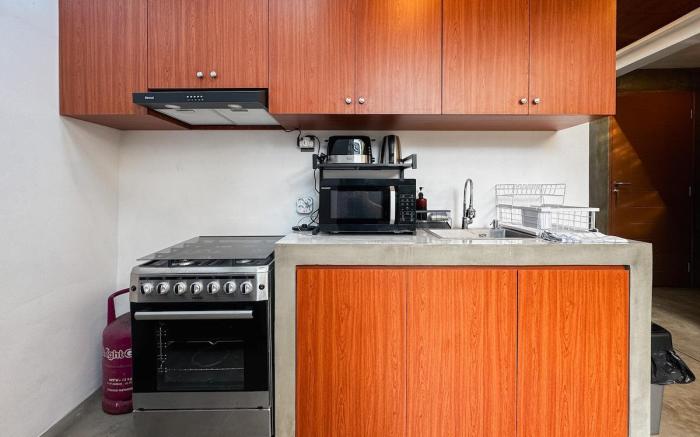NEW! 8 mins to Airport, Transit, Stylish Room