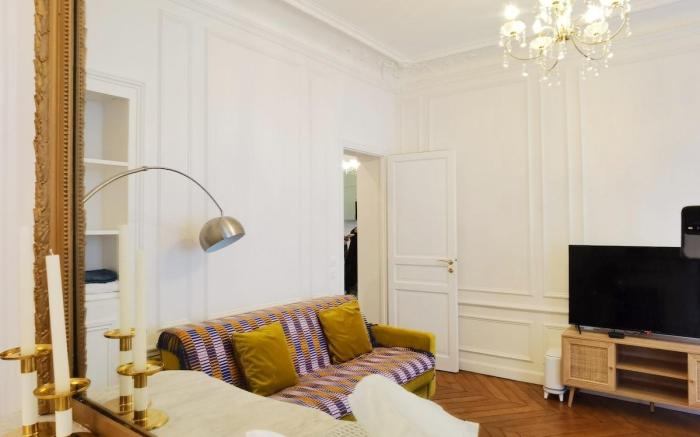 Marais 2BR  Sofa | Perfect for Families of 6