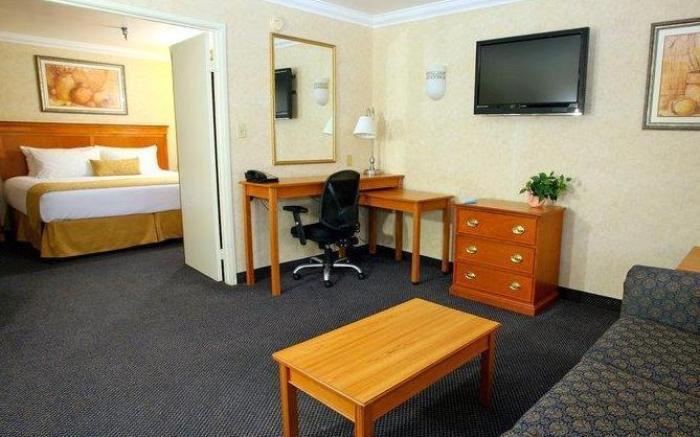 Hotel d Lins Ontario Airport