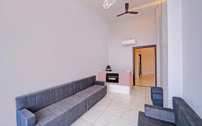 Townhouse Aurobindo Hospital