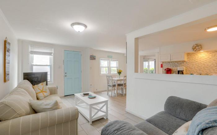 Hidden Gem 2 Bedroom 2 bathroom steps to the sand!