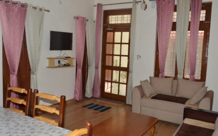 Casa De Fortuna -A |1BHK|GF| Bhimtal by Homeyhuts
