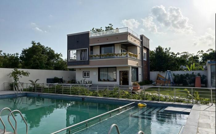 SK Farm Retreat |3BR Stay in Chilkur By Homeyhuts
