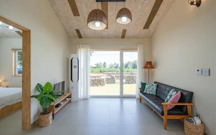 Gwarangpelong Minbak Jeju Couple Family Private House