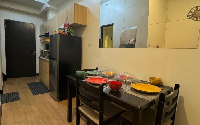 Cozy 1BR fronting pool near NAIA w/ WiFi Netflix