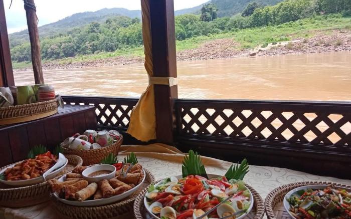 Mekong cruise, between Houay Xay to Luang Prabang