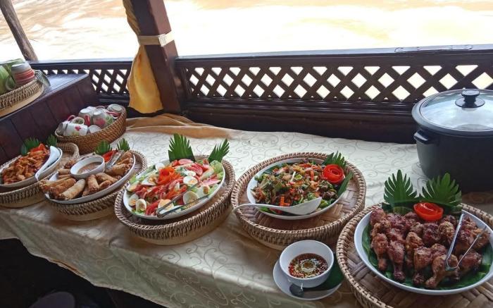 Mekong cruise, between Houay Xay to Luang Prabang