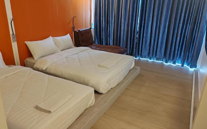 The beach หาดเสาเอียง