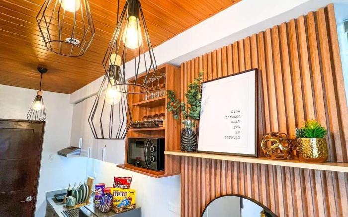 Cozy Unit w/balcony + 400 mbps Wifi + 65 inches TV