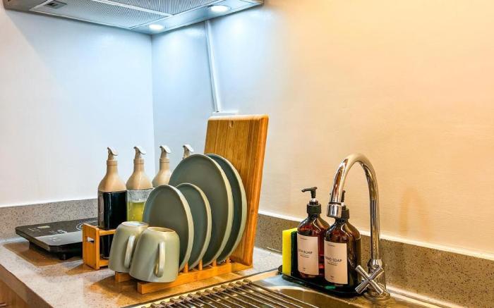 Cozy Unit w/balcony + 400 mbps Wifi + 65 inches TV