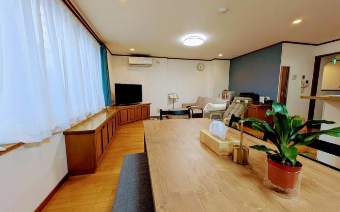 Expansive villa. Free parking: 1van and 1regular 