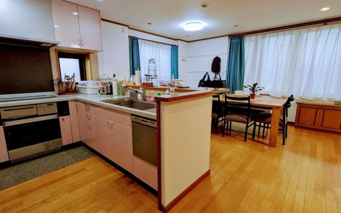 Expansive villa. Free parking: 1van and 1regular 