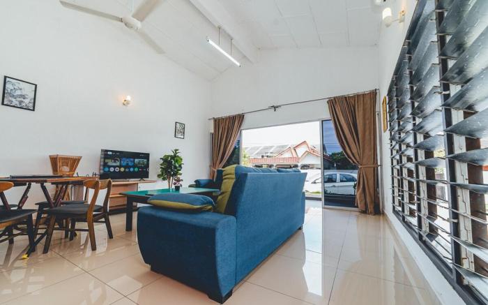 Batu Pahat w Pool table & Karaoke Villa 4BR 16pax