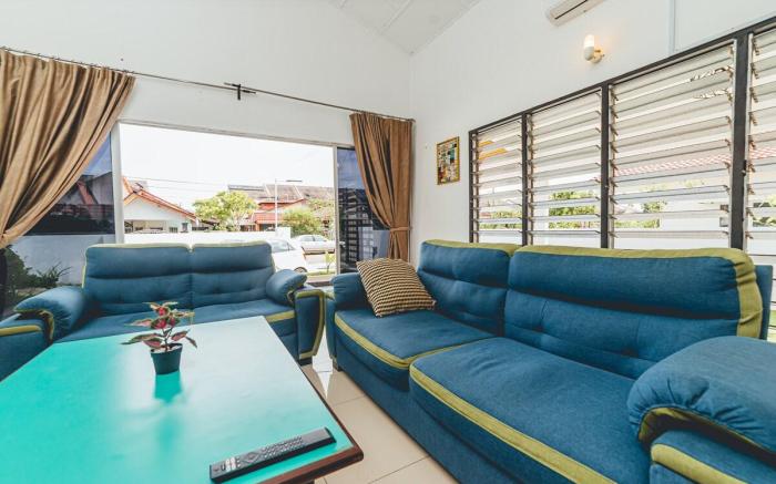 Batu Pahat w Pool table & Karaoke Villa 4BR 16pax