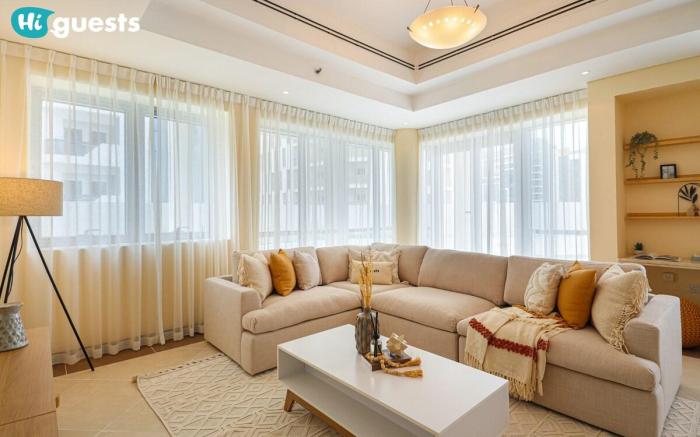 Elegant Family Retreat in Dubai's Deira: 3BR Oasis