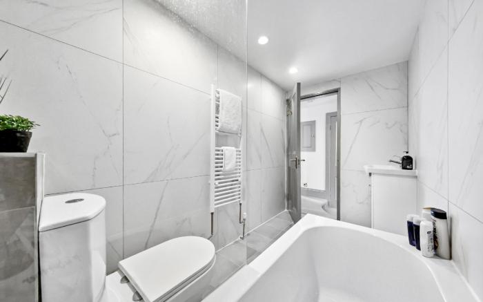 Light Blue Luxury 2 Bedroom Flat Next to Westfield Shopping Mall for 7