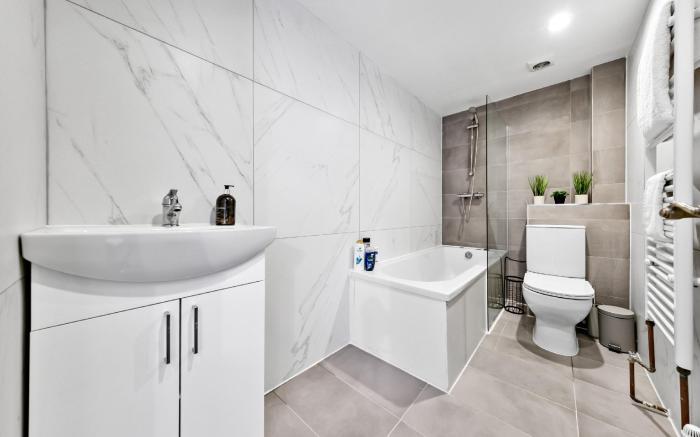 Light Blue Luxury 2 Bedroom Flat Next to Westfield Shopping Mall for 7