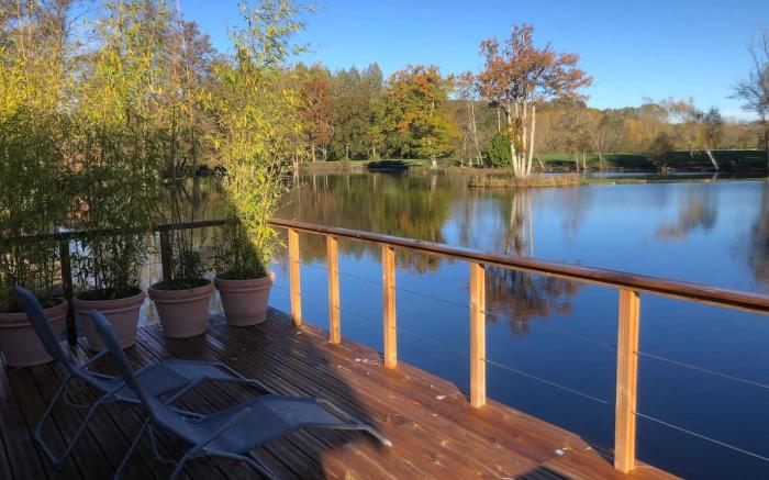 Chalet with a hot tub and terrace above the water