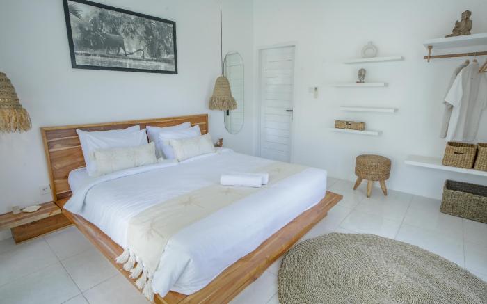 NEW stylish 3BR Canggu with large pool & projector