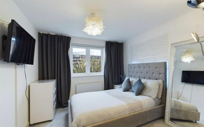 Modern 2 Bed City Apartment with Private Parking