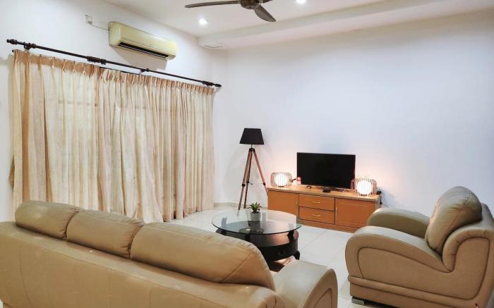 10 min to Ipoh town 8br/30pax/twin linked house