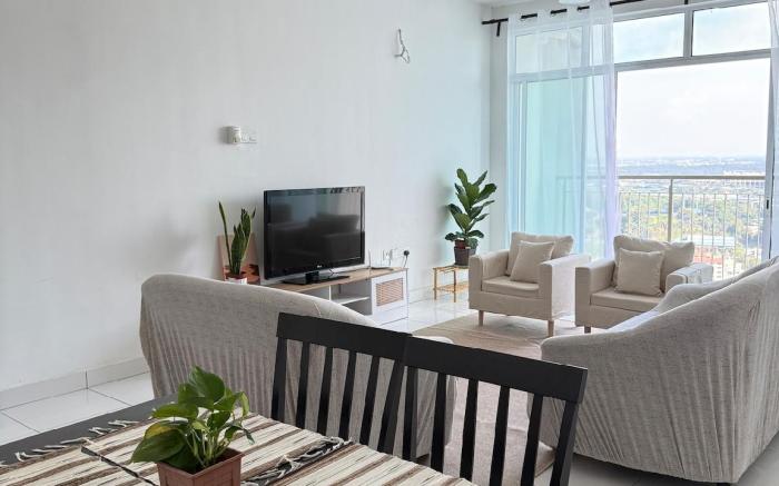 White Spacious with Breakfast at Seksyen 7