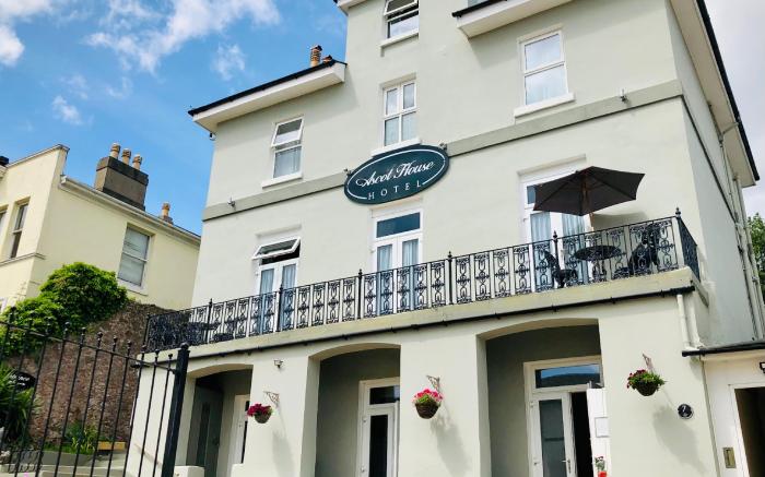 Ascot House Hotel