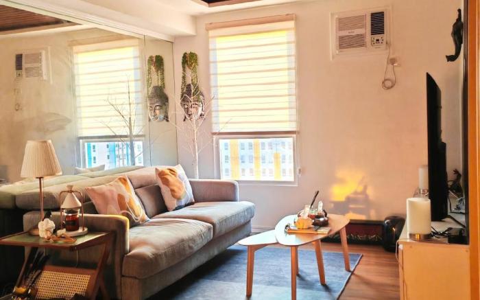 Modern 2BR | 60" TV | Stream & Comfort w/mini KTV