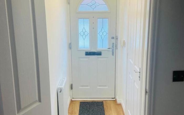 Stylish 3 Bed Home With Garden & Free Parking