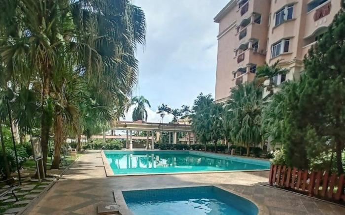 3-Bedroom service apartment with pool.