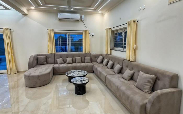 Saanvriya –Farmstay 3BR Moinabad-Pool By Homeyhuts