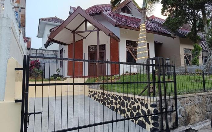 Cozy villa d'Orchid Park Cipanas