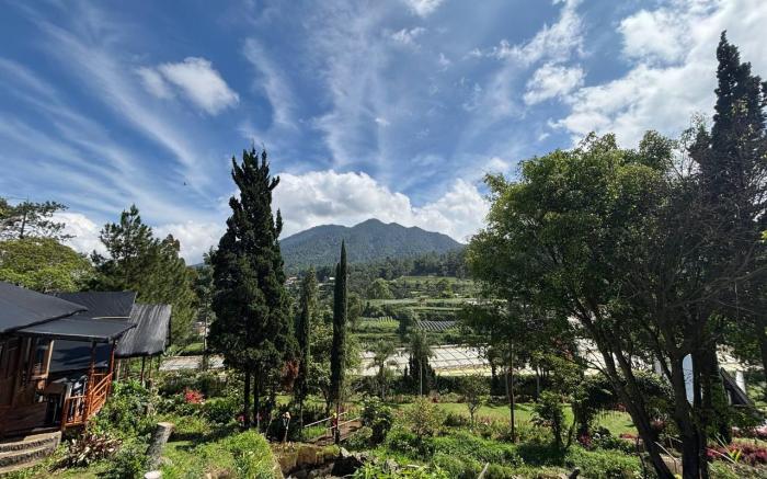 BUMO House by Villa Istana Bunga