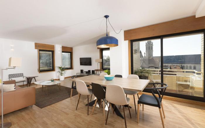LV Premier MQ2- View, AC, elevator, balcony