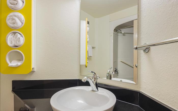 Motel 6 Whitby, ON - Toronto East