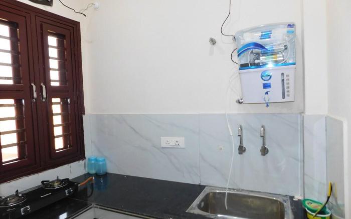 Maa Ganga Homes| Room No 302(No unmarried couples)