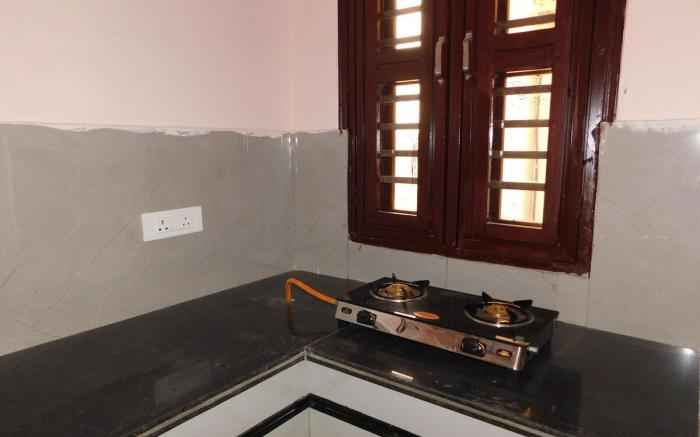 Maa Ganga Homes| Room No 302(No unmarried couples)