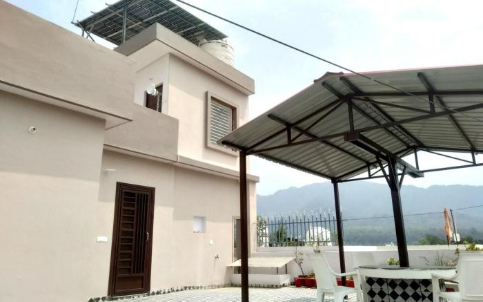 Maa Ganga Homes |Room No 202(No unmarried couples)