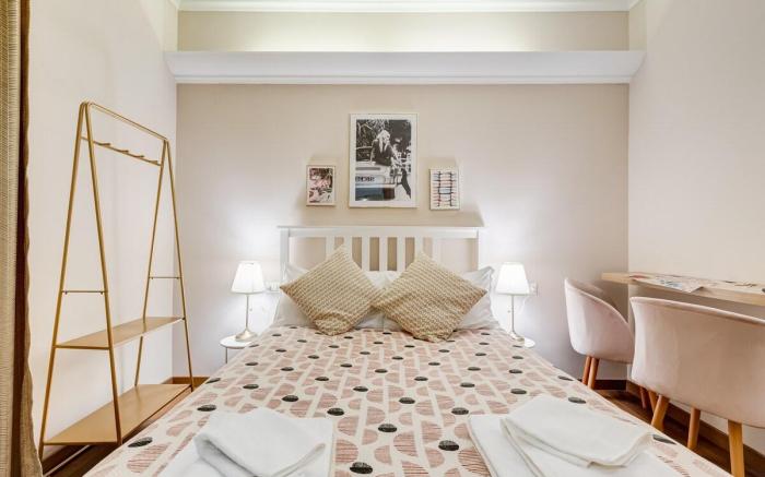 jmartins3 double bedroom near TREVI FOUNTAIN