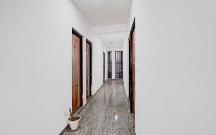 Collection O Sector 121 Gaur City Mall Noida Royal FNG