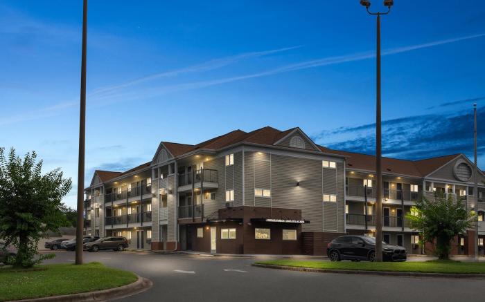 HomeTowne Studios & Suites Charlotte – Ballantyne
