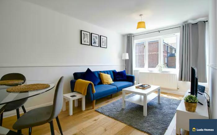 Camberley/ Sleeps 8 / Next to Hospital w/ Parking