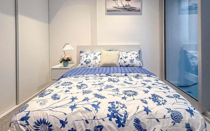 Two bedrooms apartment with balcony in Mel CBD