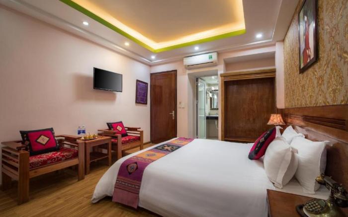 Saparis Station Hostel & Travel