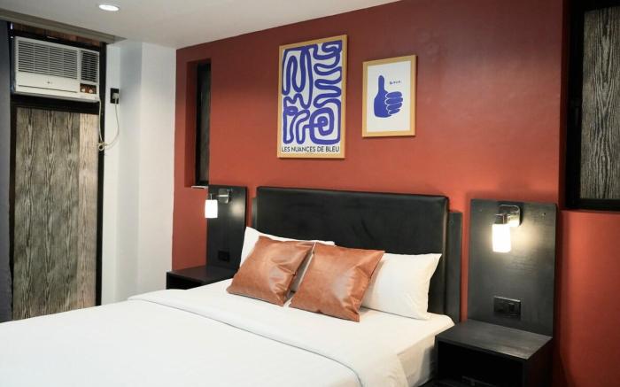 Artsy Central Loft [1BR, 24/7Concierge, Balcony]