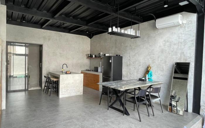 Rooftop! Rare Industrial Loft Center of Berawa