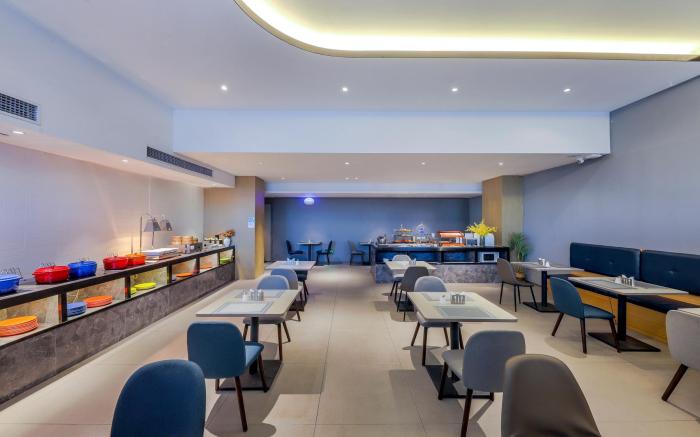 Home Inn Style Zhengzhou East High-speed Railway Station East Square