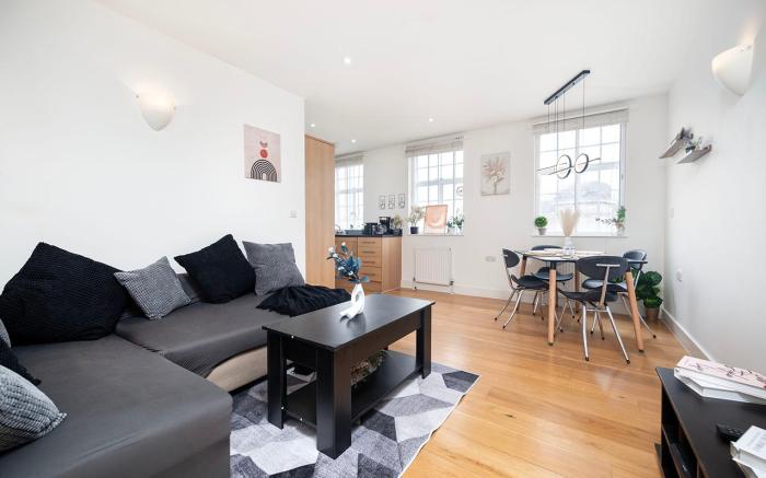 Central 2BR Flat | Fast Wi-Fi | Underground 2min