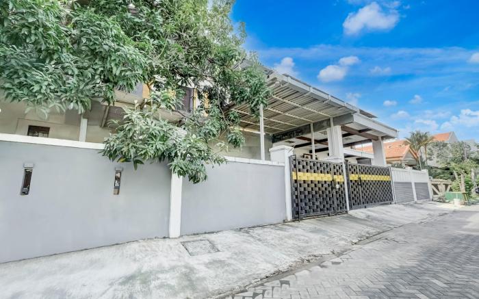 OYO 94693 Sagara Homestay Rungkut